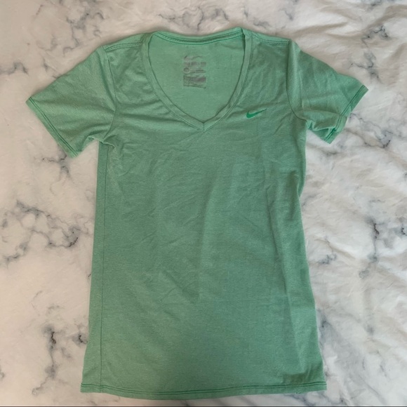 The Nike Tee Dri Fit Athletic  Cut - Picture 1 of 5